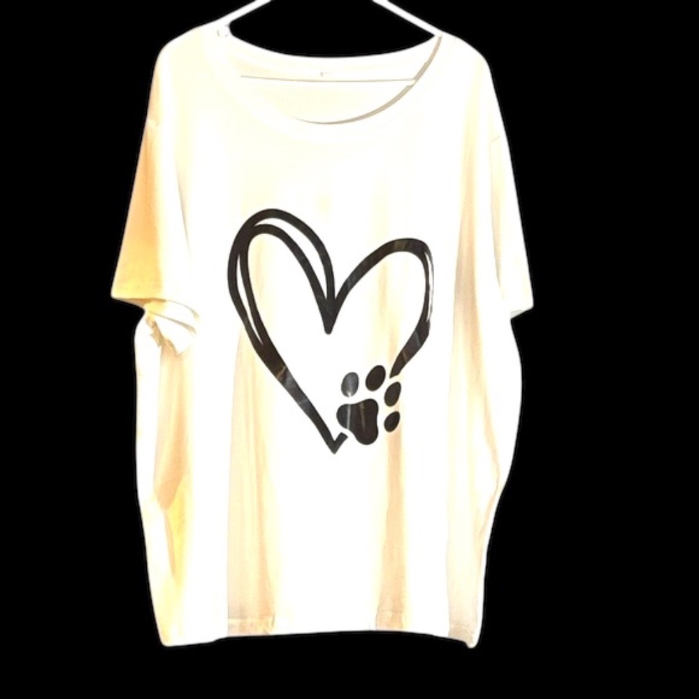 NWOT-White Heart Paw Print Women's Short Sleeve Tee